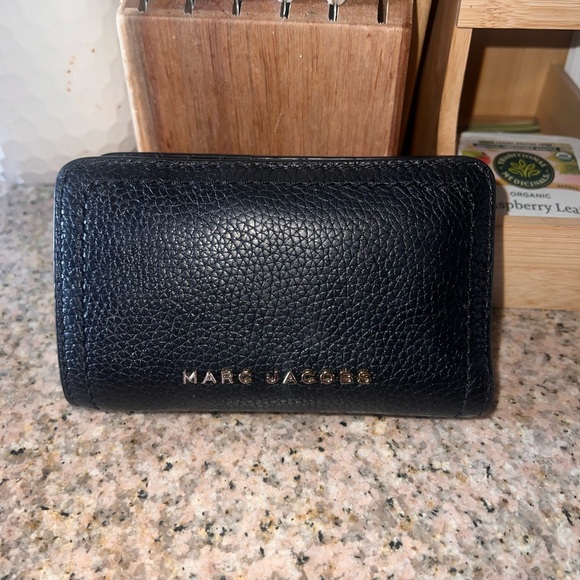 Marc Jacobs Black Pebbled Leather Slim Card Holder with Gold Logo - Picture 3 of 16